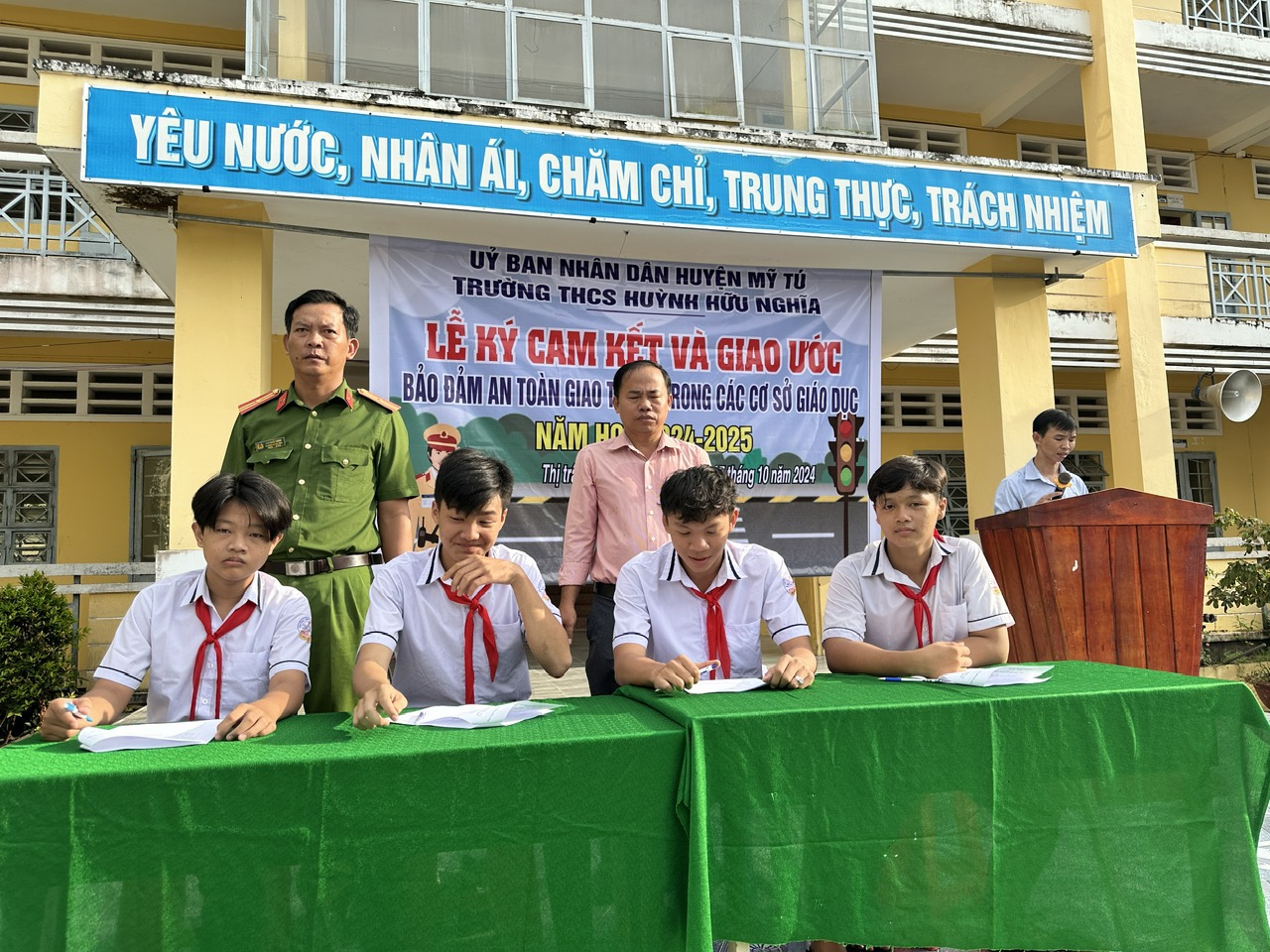 Tổ chức lễ ký cam kết và giao ước đảm bảo an toàn giao thông tại trường THCS Huỳnh Hữu Nghĩa