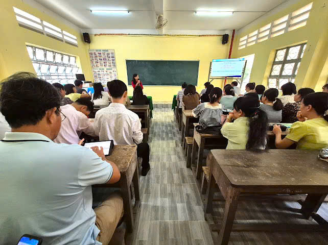 Trường THCS Huỳnh Hữu Nghĩa tổ chức tập huấn nâng cao năng lực dạy học HĐTNHN cho giáo viên