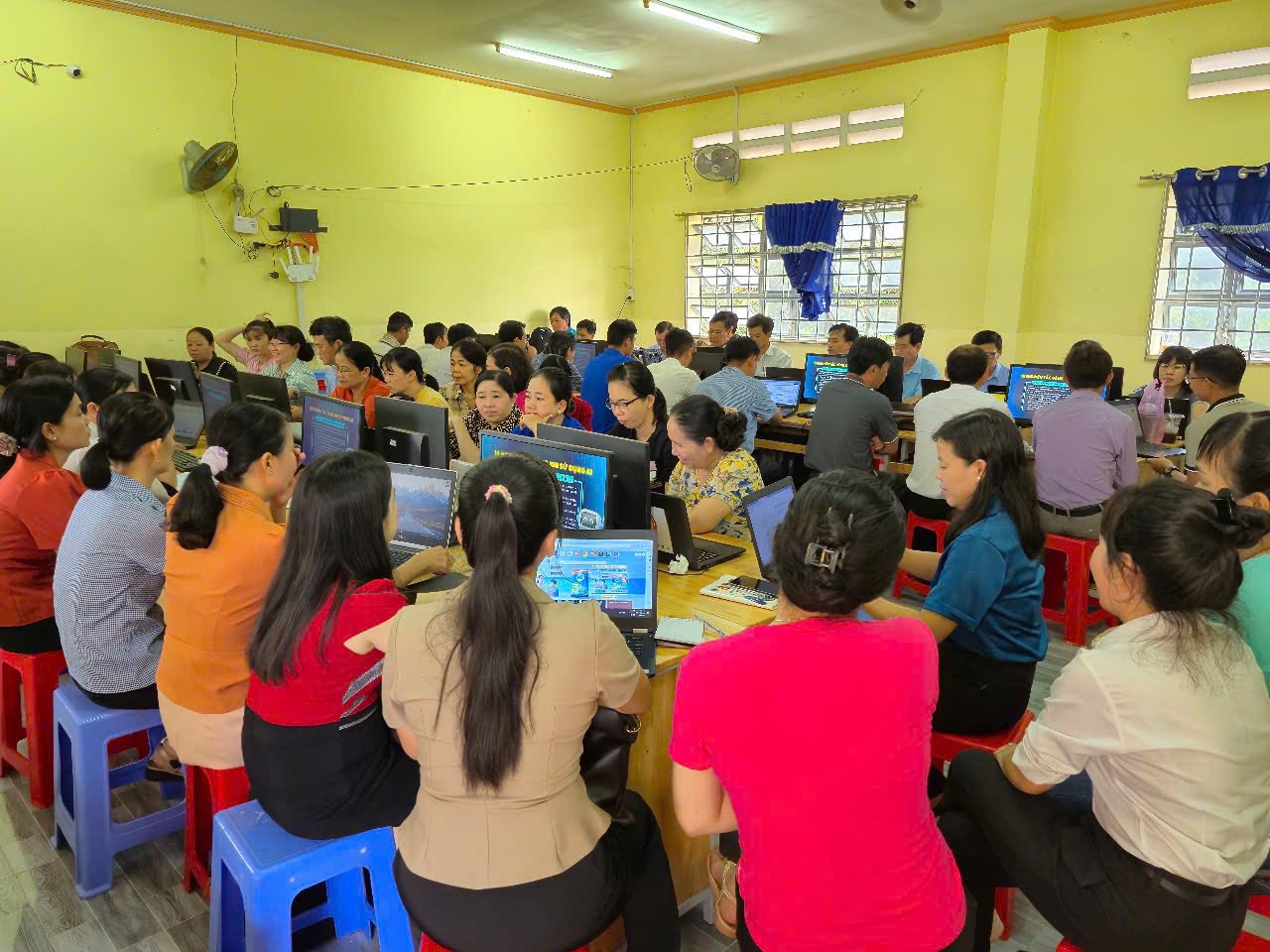 GẦN 60 THẦY CÔ TRƯỜNG THCS HUỲNH HỮU NGHĨA ĐƯỢC TRANG BỊ KIẾN THỨC AI NÂNG CAO HIỆU QUẢ DẠY HỌC